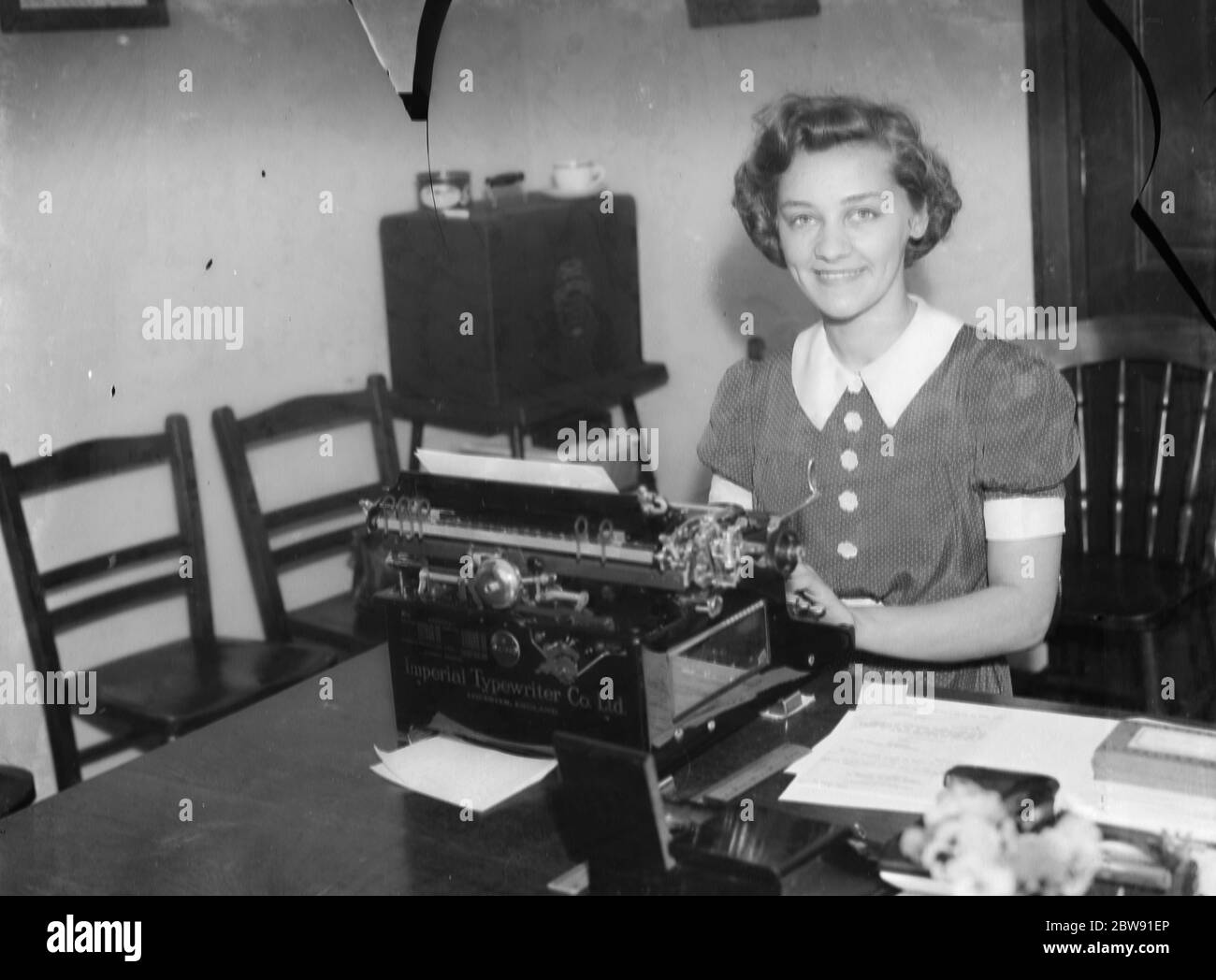 Die Bexleyheath Gala Queen, Miss Dorothy Gardner, sitzt an einer Schreibmaschine. 1939. Stockfoto