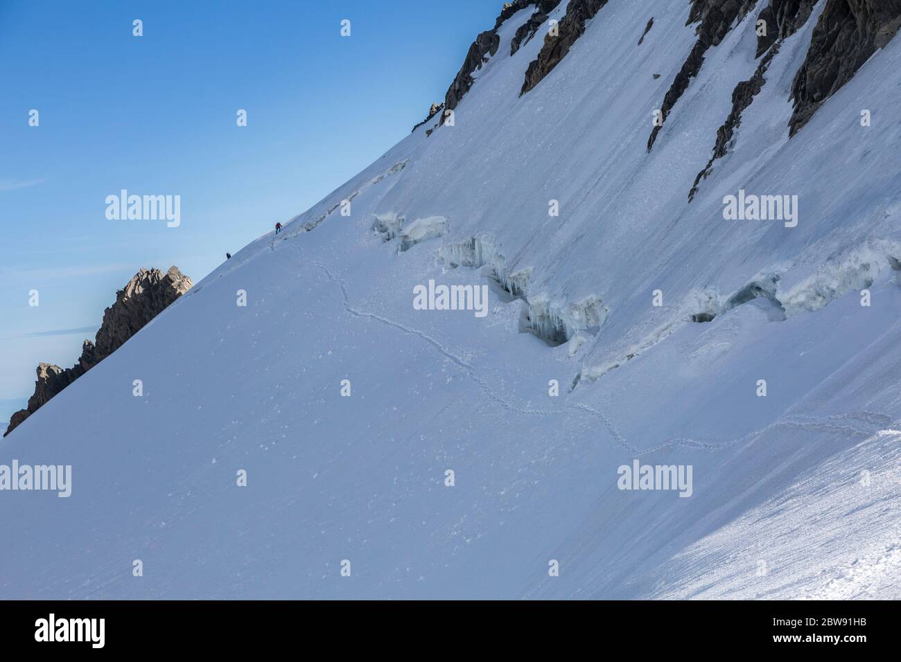 Seite des Mont Maudit und drei Reitwege zum Mont Blanc in den französischen Alpen, Chamonix-Mont-Blanc, Frankreich. Landschaftlich reizvolle Darstellung des Wanderkonzeptes mit gla Stockfoto