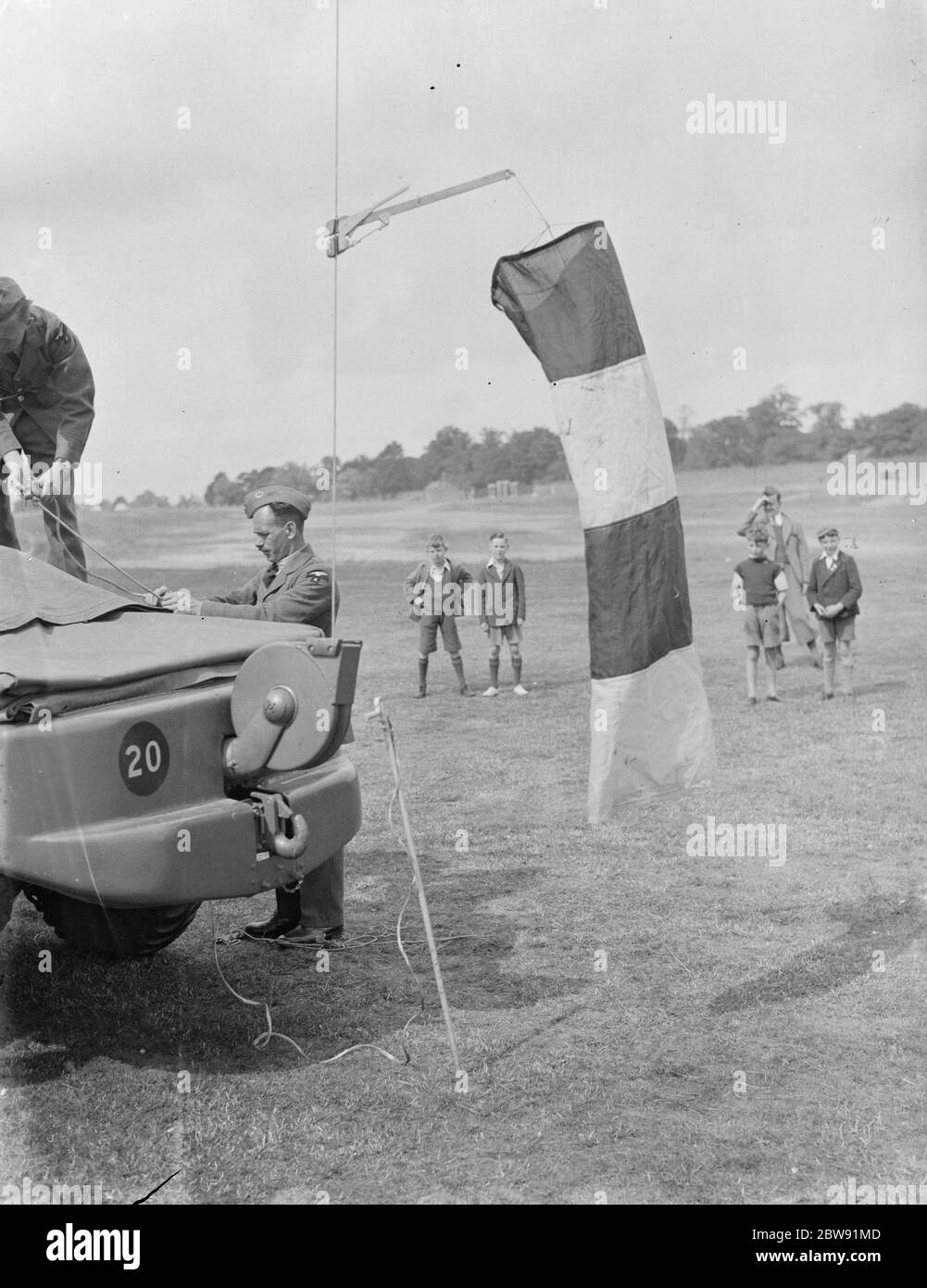 Eine Sperrballoneinheit entriegelt ihren Sperrballon aus ihrer Fordson WOT 1 Sperrballonwinde. Befestigung der Windsack an der Seilwinde. 1939 Stockfoto