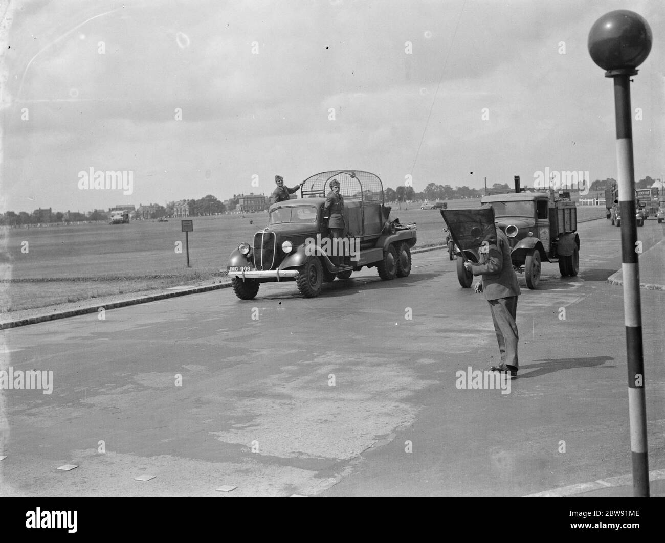 Ein Sperrballon Einheit Konvoi . Fordson WOT 1 Barrage Ballonwinde LKW schleppen die Ballons in Position. 1939 Stockfoto