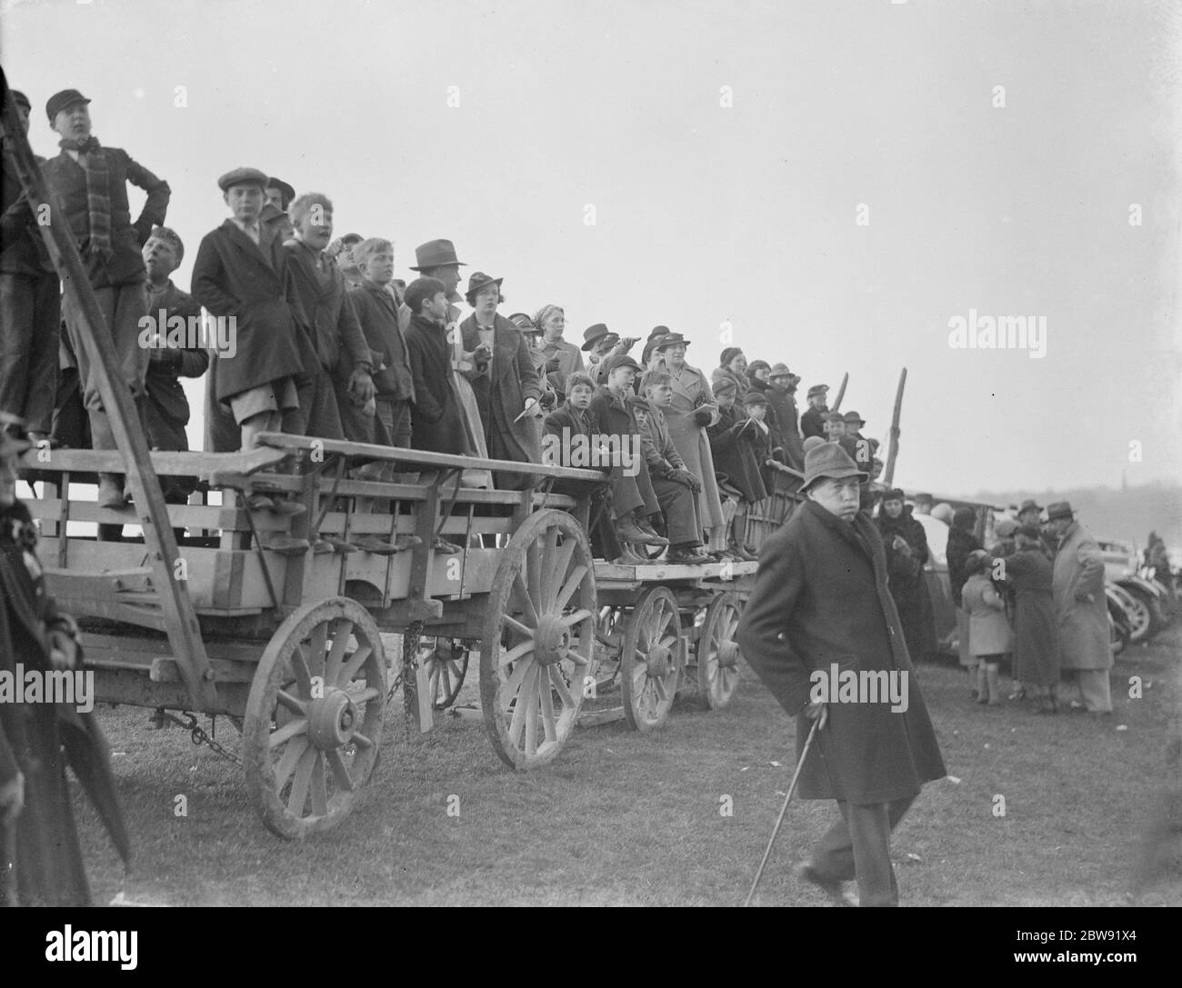 Eine Menge sehen eine Demonstration der Dampftraktoranbau in Farningham, Kent. 1938 Stockfoto