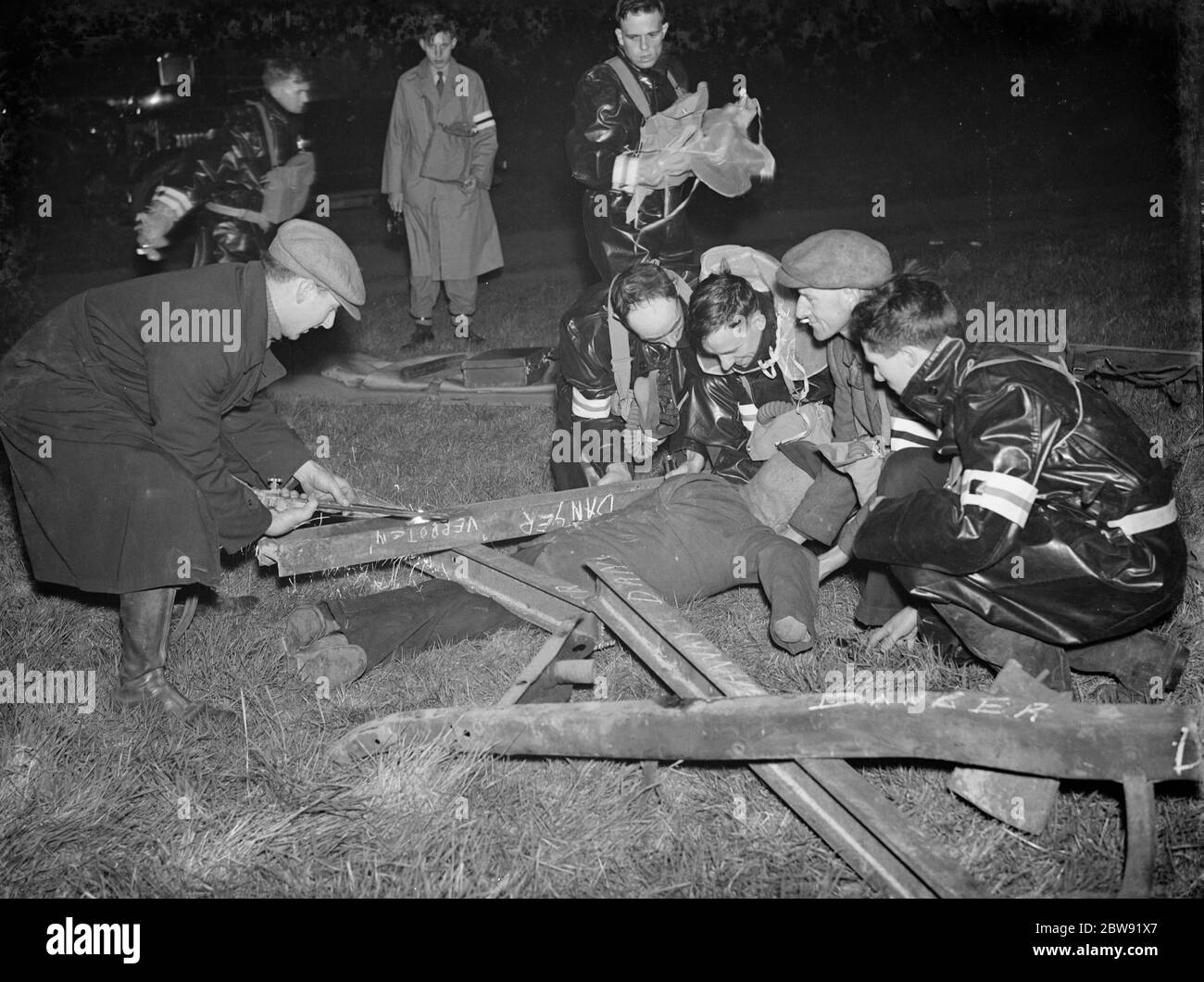 ARP (Luftangriffsvorsorge) Demonstration in Horton Kirby, Kent. Rettungsarbeiten an einem vorgetäuschten, unfallend auf ein bombardisches Haus. 1938 Stockfoto