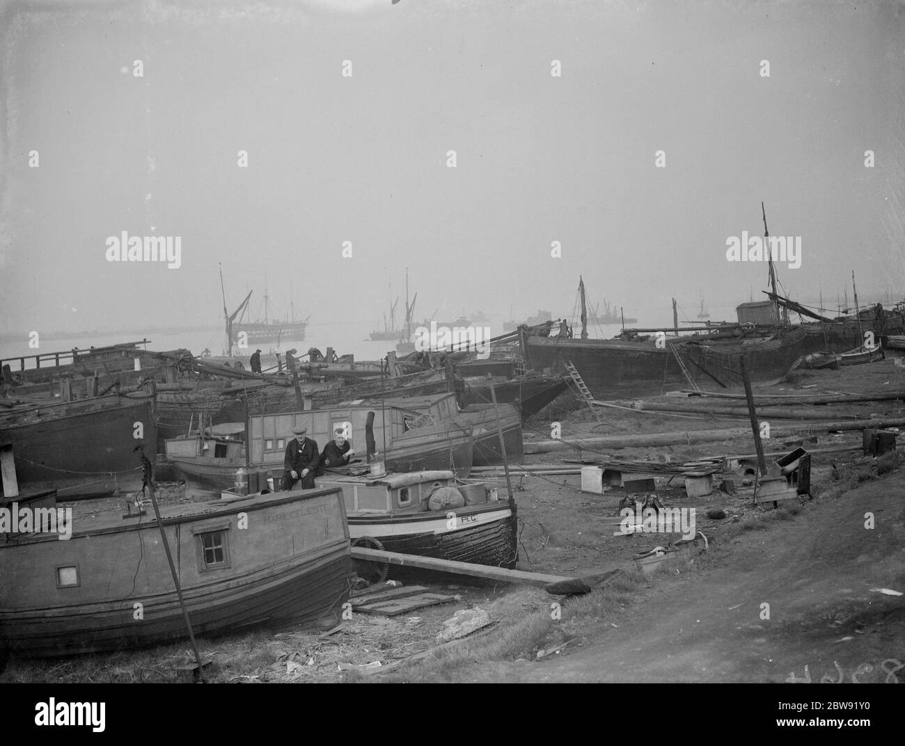 Barges am Ufer bei Gravesend erreichen. 1938 Stockfoto