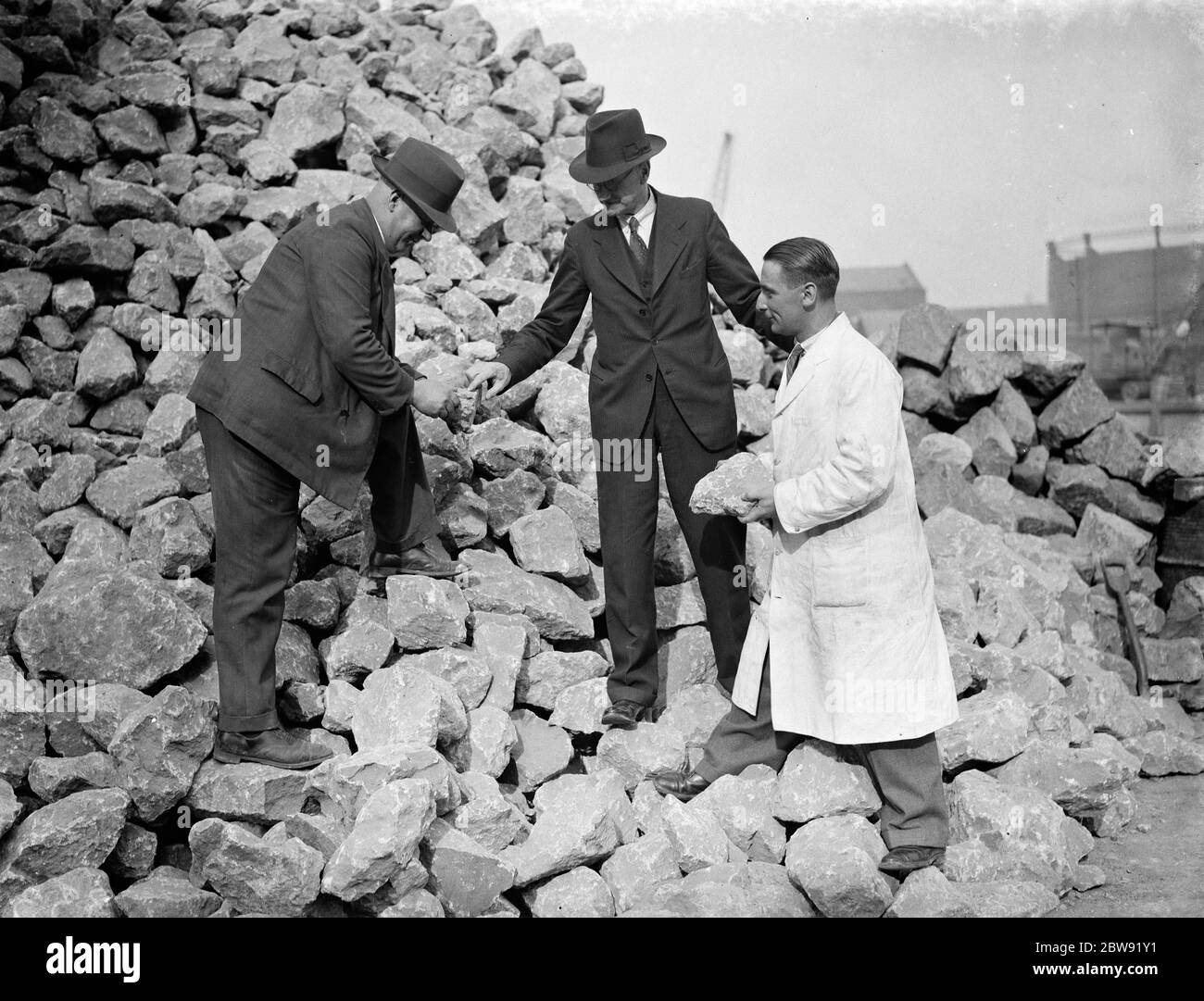 Mitarbeiter der Firma Val de Travers . Von links nach rechts; R T Norris, arbeitet Superintendent, W Toddhunter, G und E (R P Porter). 1938 Stockfoto