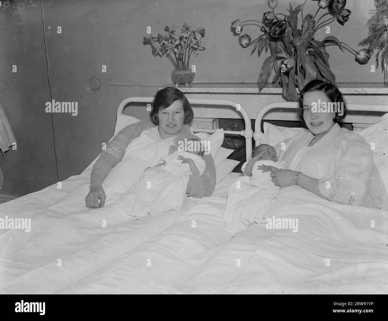 Stolze Mütter halten ihre Leap Year Babys im Erith Mutterschaftskrankenhaus. 1936 Stockfoto