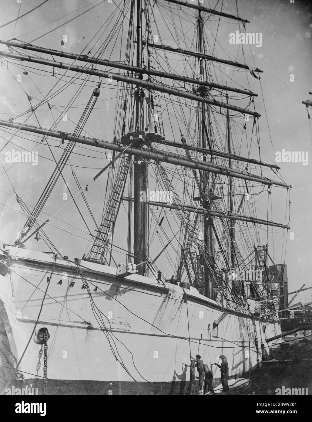 Die finnische Windjammer "Varma" , einer der letzten Rasse der großen kommerziellen Segelschiffe , wird in der Regent ' s Canal Docks , Stepney neu lackiert. 1936 Stockfoto