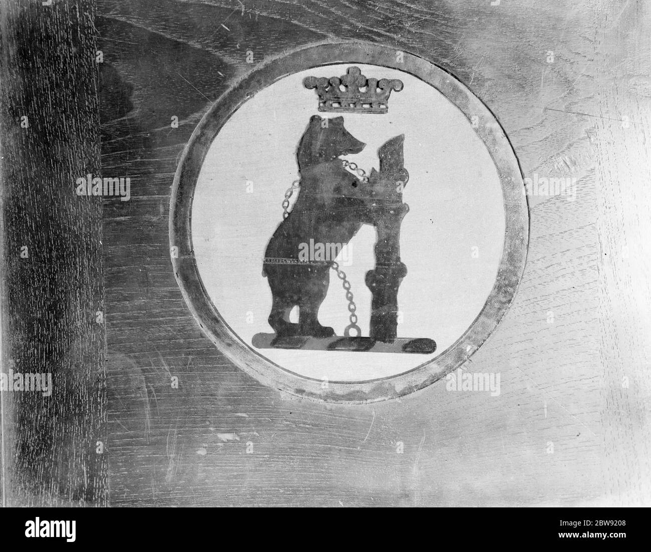 Das Schild „The Bear & Ragged“ - normalerweise mit den Earls of Warwick verbunden. 1936 Stockfoto