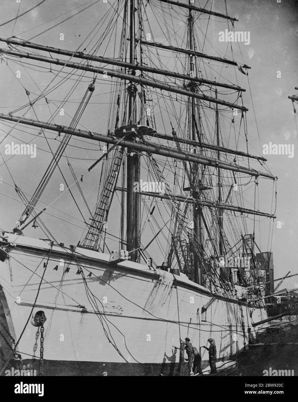 Die finnische Windjammer "Varma" , einer der letzten Rasse der großen kommerziellen Segelschiffe , wird in der Regent ' s Canal Docks , Stepney neu lackiert. 1936 Stockfoto