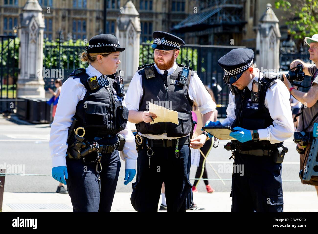30. Mai 2020 London, UK - Extinction Rebellion inszeniert schweigenden sozial distanzierten Klimawandel-Protest in Westminster, Demonstranten, die von der Polizei wegen Verletzung der Coronavirus-Vorschriften bestraft und weggenommen werden Stockfoto