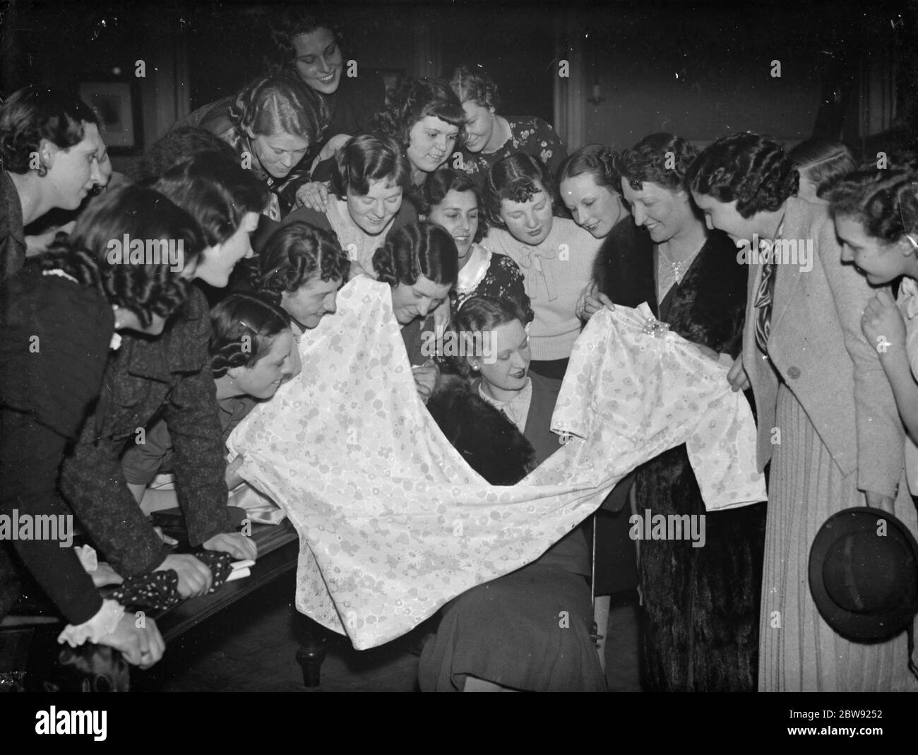 Die Dartford Carnival Queen wählt ein Kleid mit ihrem Gefolge. April 1938 Stockfoto