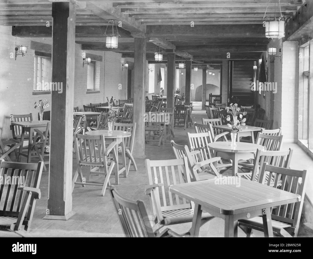 Cafe-Interieur mit Tischen und Stühlen eingerichtet. 1935 . Stockfoto