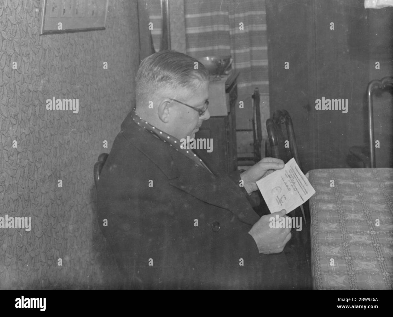 Ein Mann liest eine Quittung von einem deutschen Offizier Kapitän Patrick G Dove von der Tanker Africa Shell, die besagt, dass der Kapitän Sextant und andere Navigationsinstrumente wurden beschlagnahmt gegeben. Der Tanker wurde von dem deutschen Kreuzer Admiral Graf Spee versenkt, der nach der Niederlage in der Schlacht am River Plate durch britische Schiffe sabockelte. 16. November 1939 Stockfoto