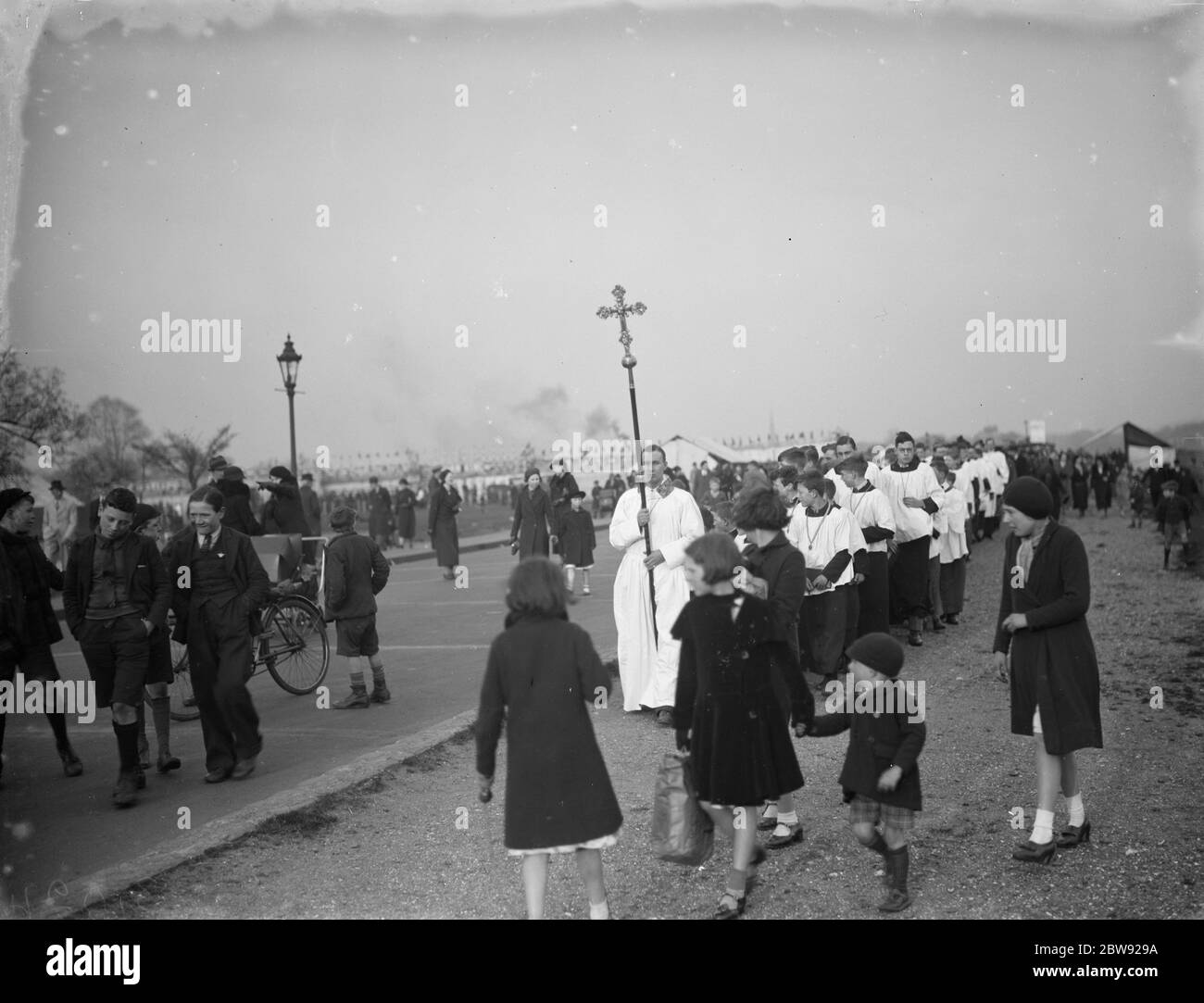 Chorknaben in Prozession während des Karfreitags-Dienstes in Blackheath. 1936 Stockfoto