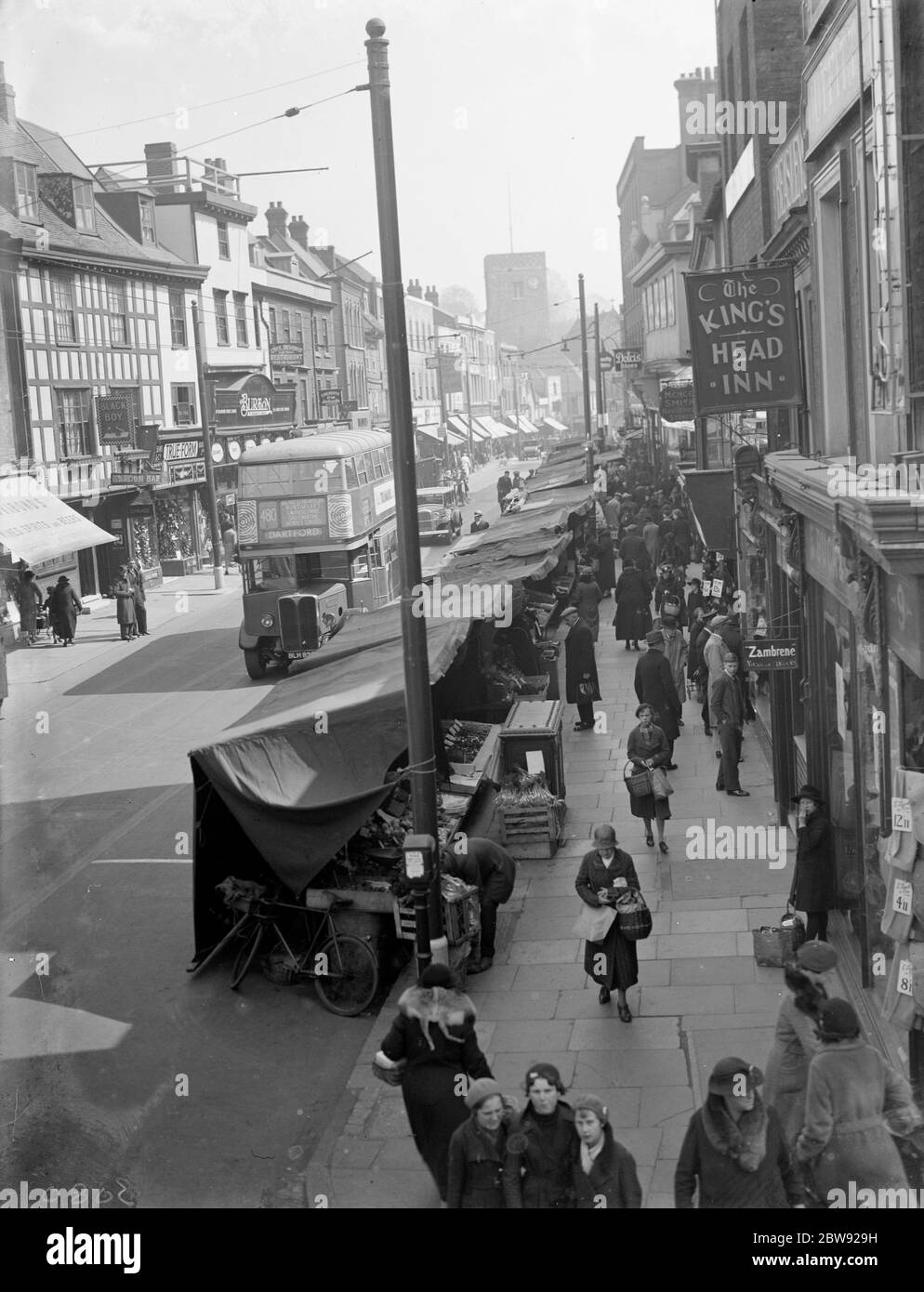 Blick auf den Dartford Street Market in der Dartford High Street. 1936 Stockfoto