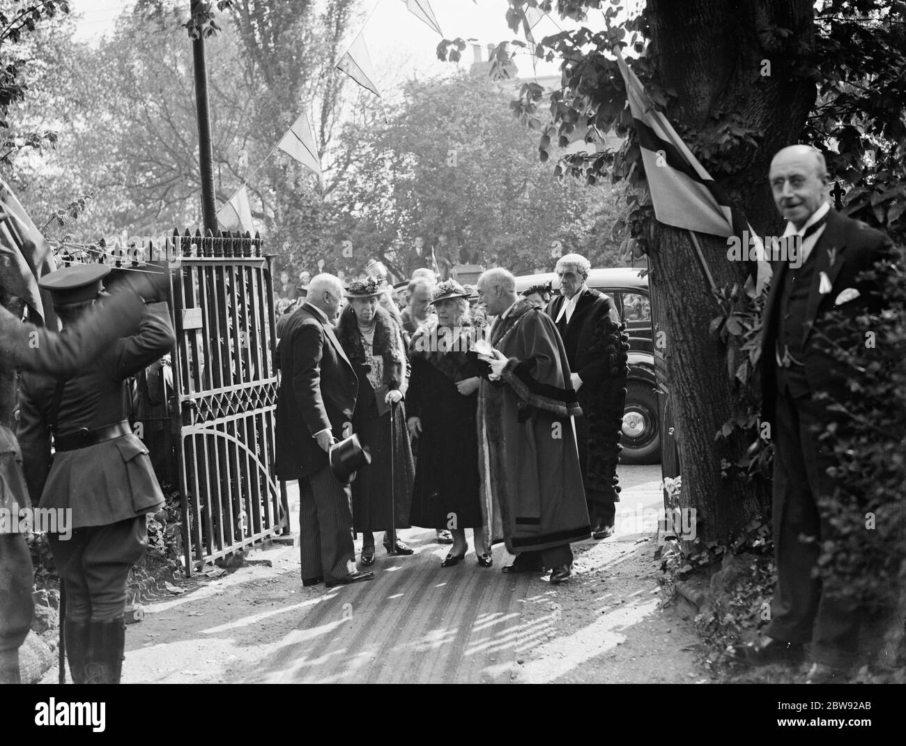 Prinzessin Helena Victoria eröffnet den YMCA Basar in Dartford in Kent. Die Prinzessin Ankunft und wird vom Bürgermeister begrüßt. 1938 Stockfoto