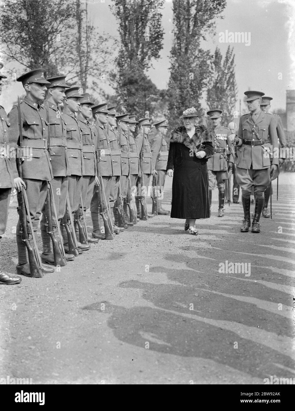 Prinzessin Helena Victoria eröffnet den YMCA Basar in Dartford in Kent. Die Prinzessin inspiziert die Ehrengarde . 1938 Stockfoto
