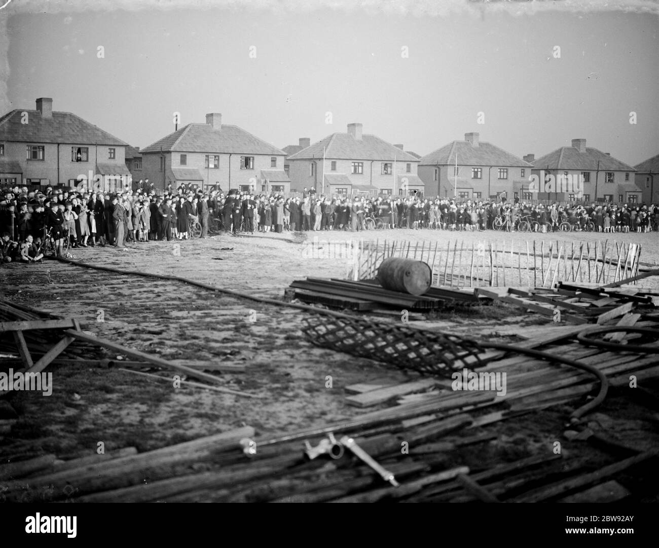 Holzfeuer , Welling . Menschenmassen beobachten. 1938 Stockfoto