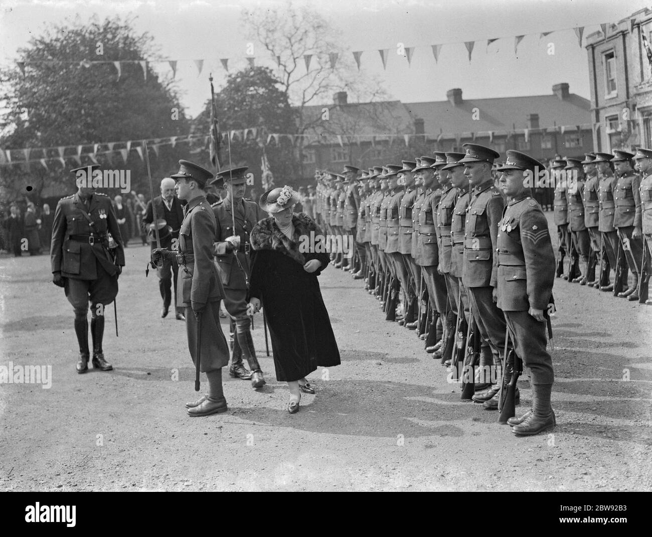 Prinzessin Helena Victoria eröffnet den YMCA Basar in Dartford in Kent. Die Prinzessin inspiziert die Ehrengarde . 1938 Stockfoto