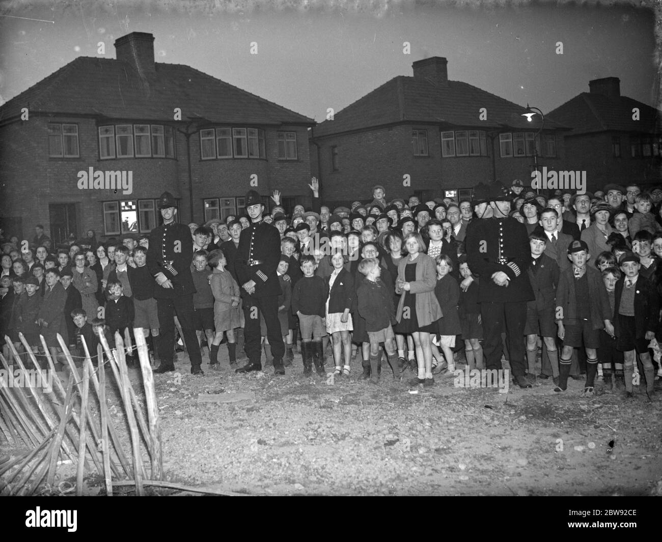 Menschenmassen schauen sich das Holzfeuer in Welling in Kent an. 1938 Stockfoto