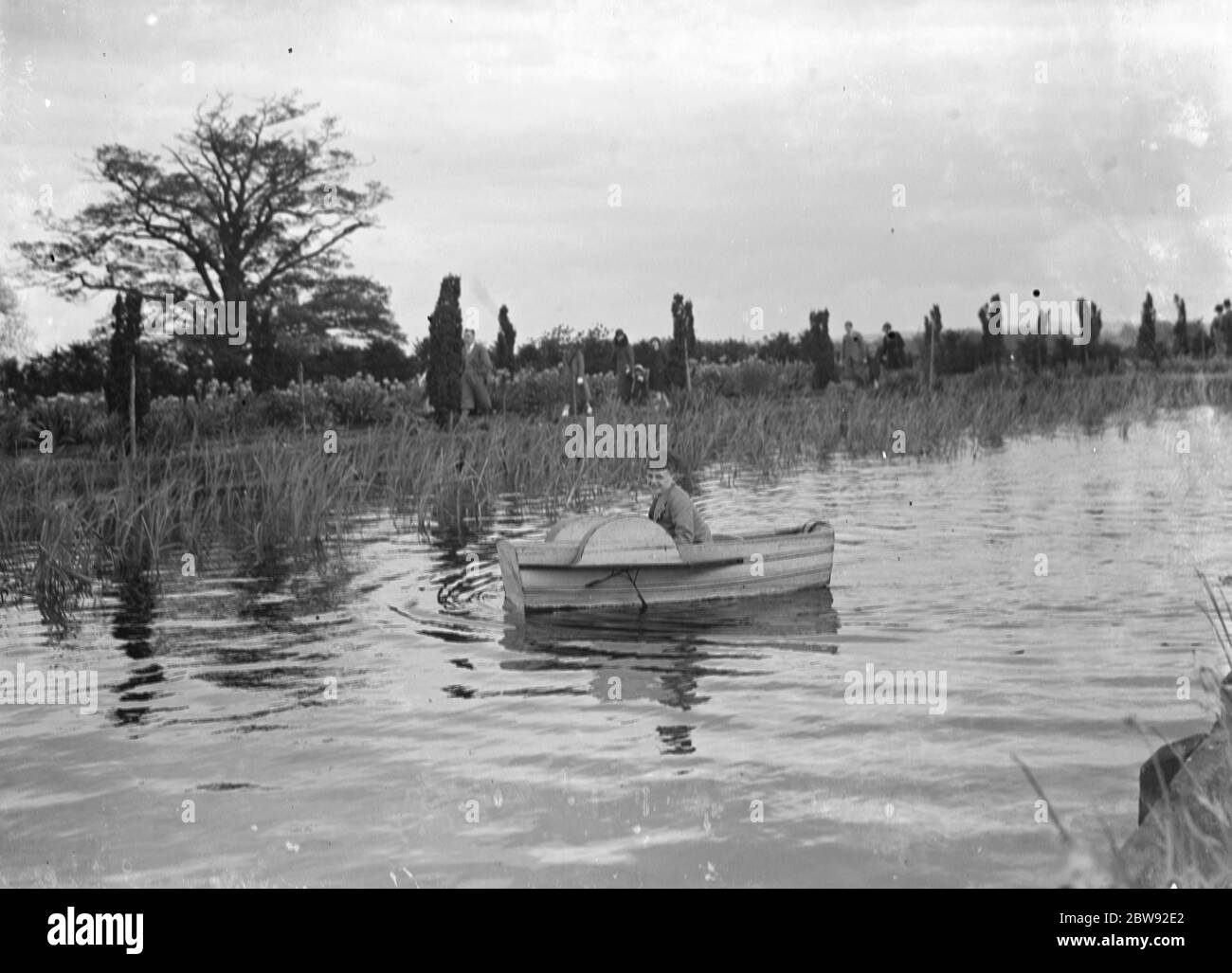 Ein junges Mädchen in einem Ruderboot auf Scadbury Lake . 1939 Stockfoto