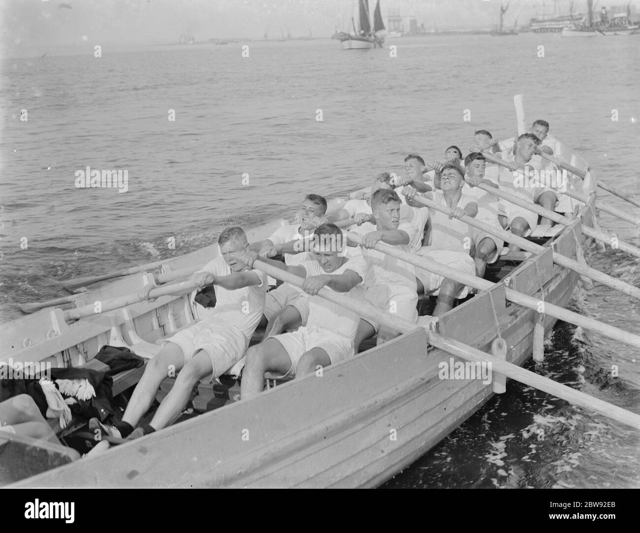 Kadetten aus dem Trainingsschiff HMS Worcester, das Teil der Thames Nautical Training College in Greenhithe, Kent, ist, ziehen hart auf den Ruder. 1939 Stockfoto