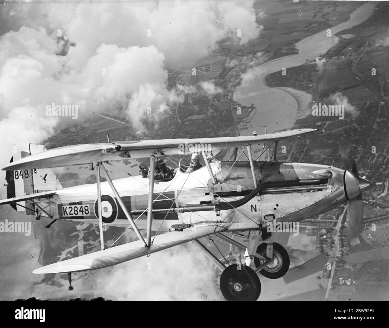 Ein Hawker Dämon der No. 23 Squadron RAF fliegt über die Medway Gegend in Kent. 1939 Stockfoto