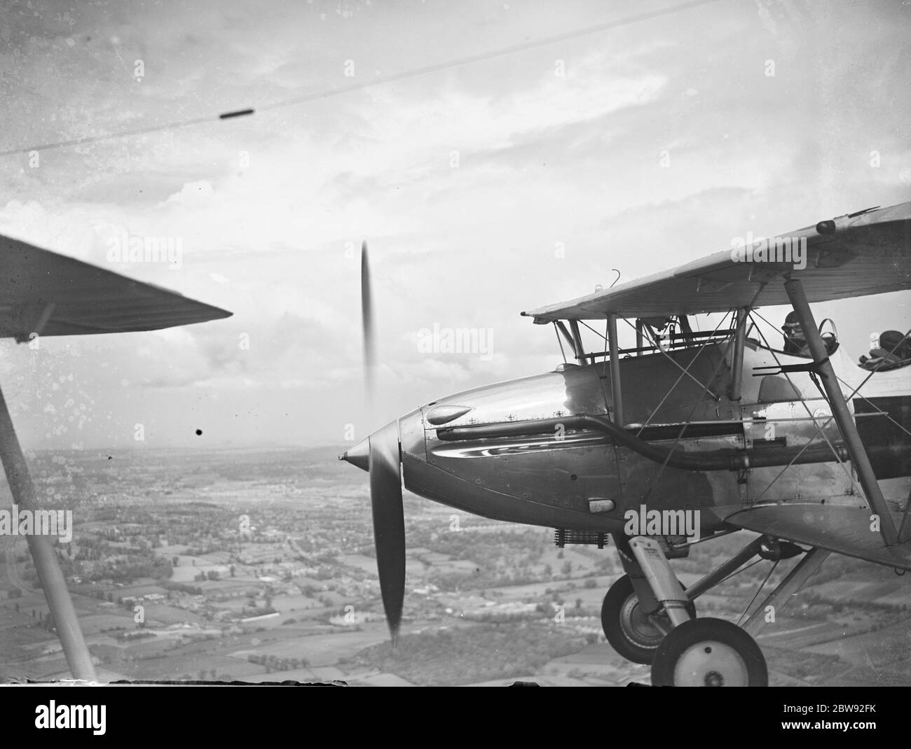 Ein Hawker Dämon der No. 23 Squadron RAF fliegt in Formation über die Medway Area in Kent. 1939 Stockfoto