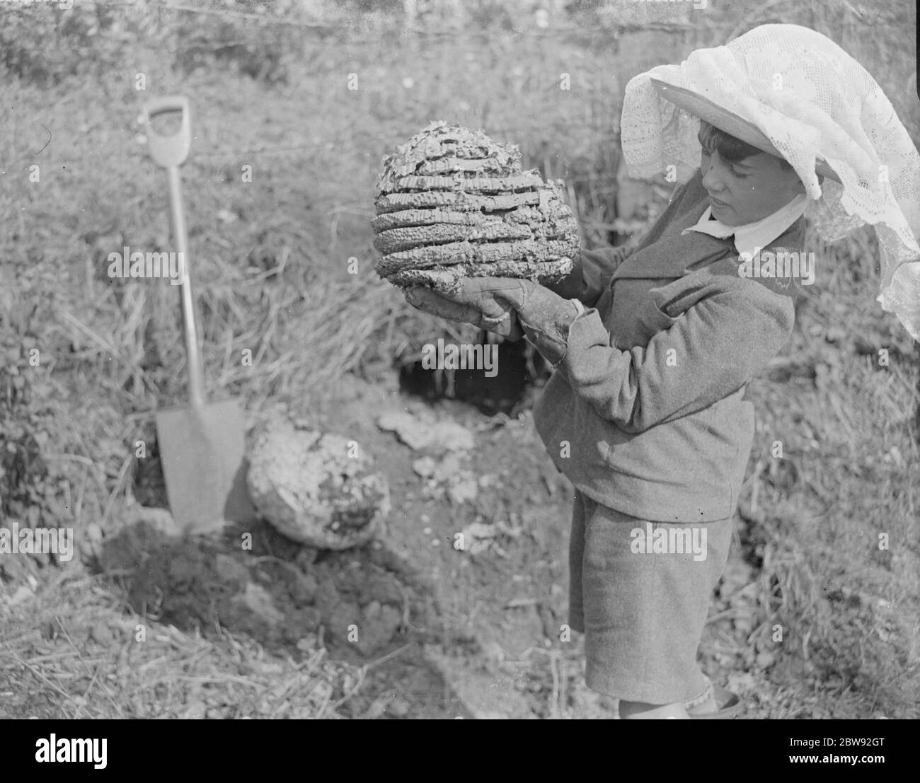 Ein Junge mit einem Wespennest. 1939 Stockfoto