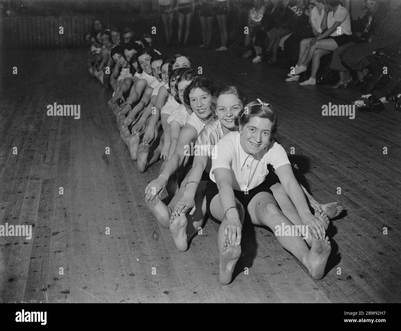 Mädchen geben eine Gymnastik Demonstration . 1939 Stockfoto