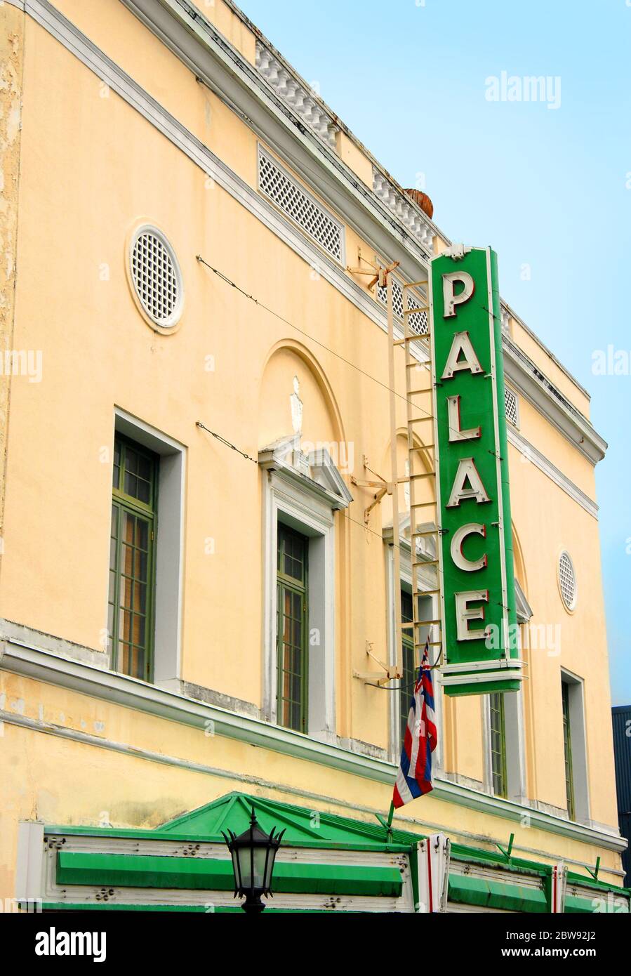 Palace Theater in der Innenstadt von Hilo, Hawaii ist jetzt ein Arthouse. Das Gebäude hat eine grüne Marke und hellbraune Stuckfassade und wurde 1925 erbaut. Stockfoto