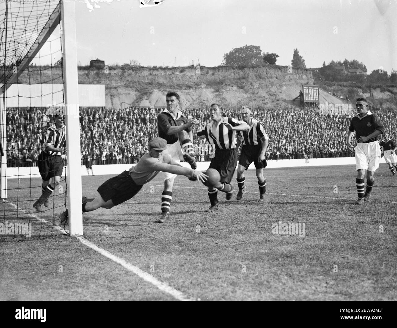 Action auf dem Fußballplatz . Die Torhüter macht einen Sprung zu retten. 1939 Stockfoto