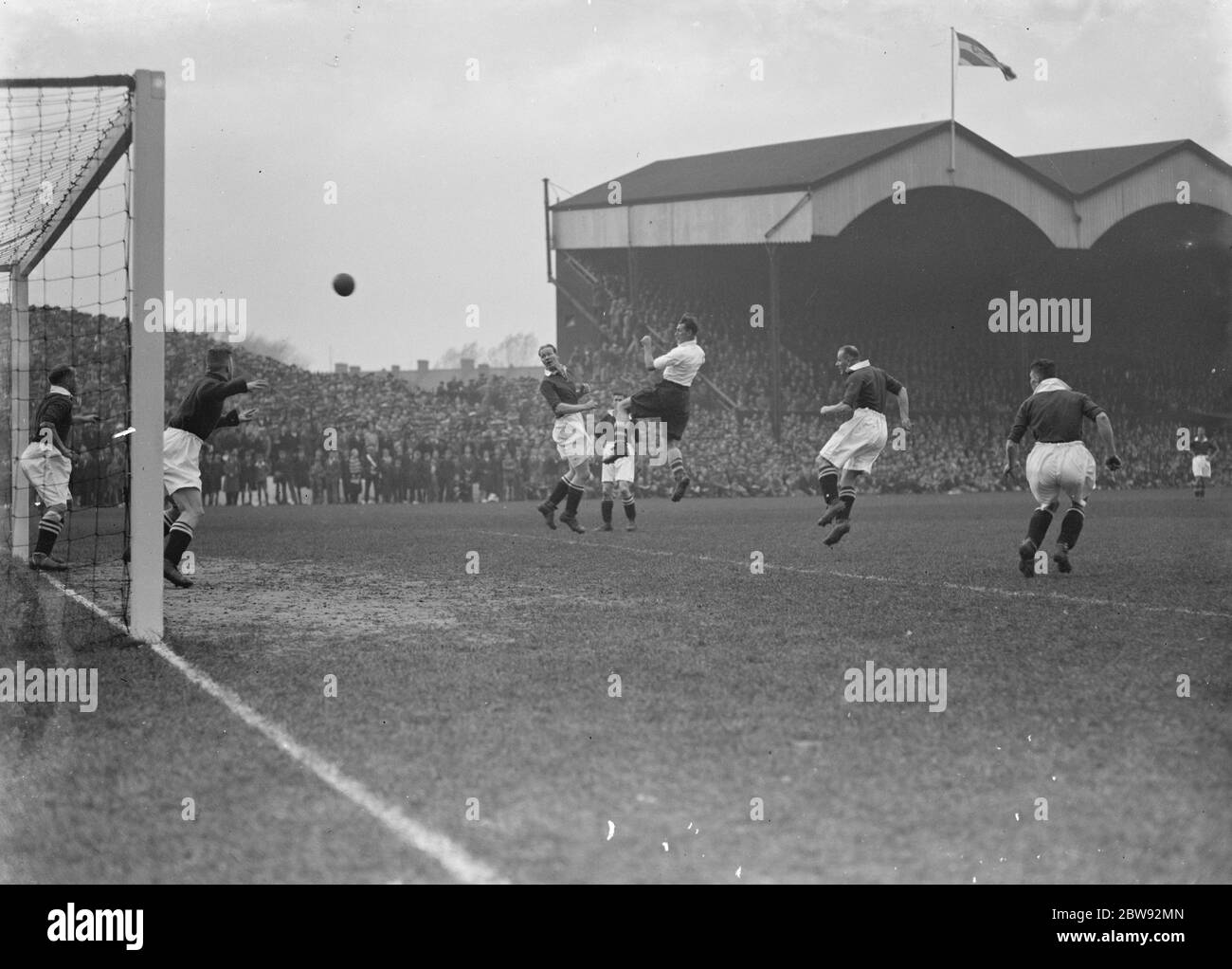 Action auf dem Fußballplatz . Ein angreifender Header . 1939 Stockfoto