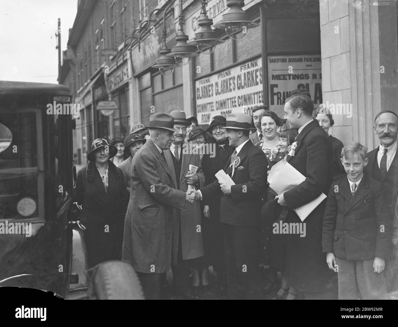Herr Frank Clarke , der amtierende konservative Abgeordnete von Dartford , Kent , hat auf den Straßen von Dartford für die Parlamentswahlen 1935 gecallt. Stockfoto