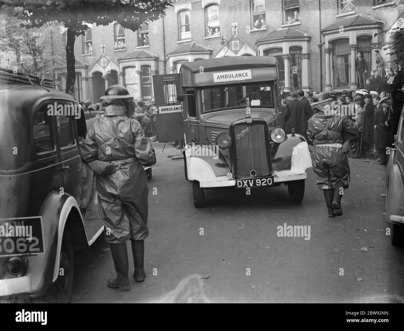 Vorsorgeübung mit Luftangriff auf der Old Kent Road in London. Ein Bedford Krankenwagen, der an der Übung teilnimmt. 1939 . Stockfoto