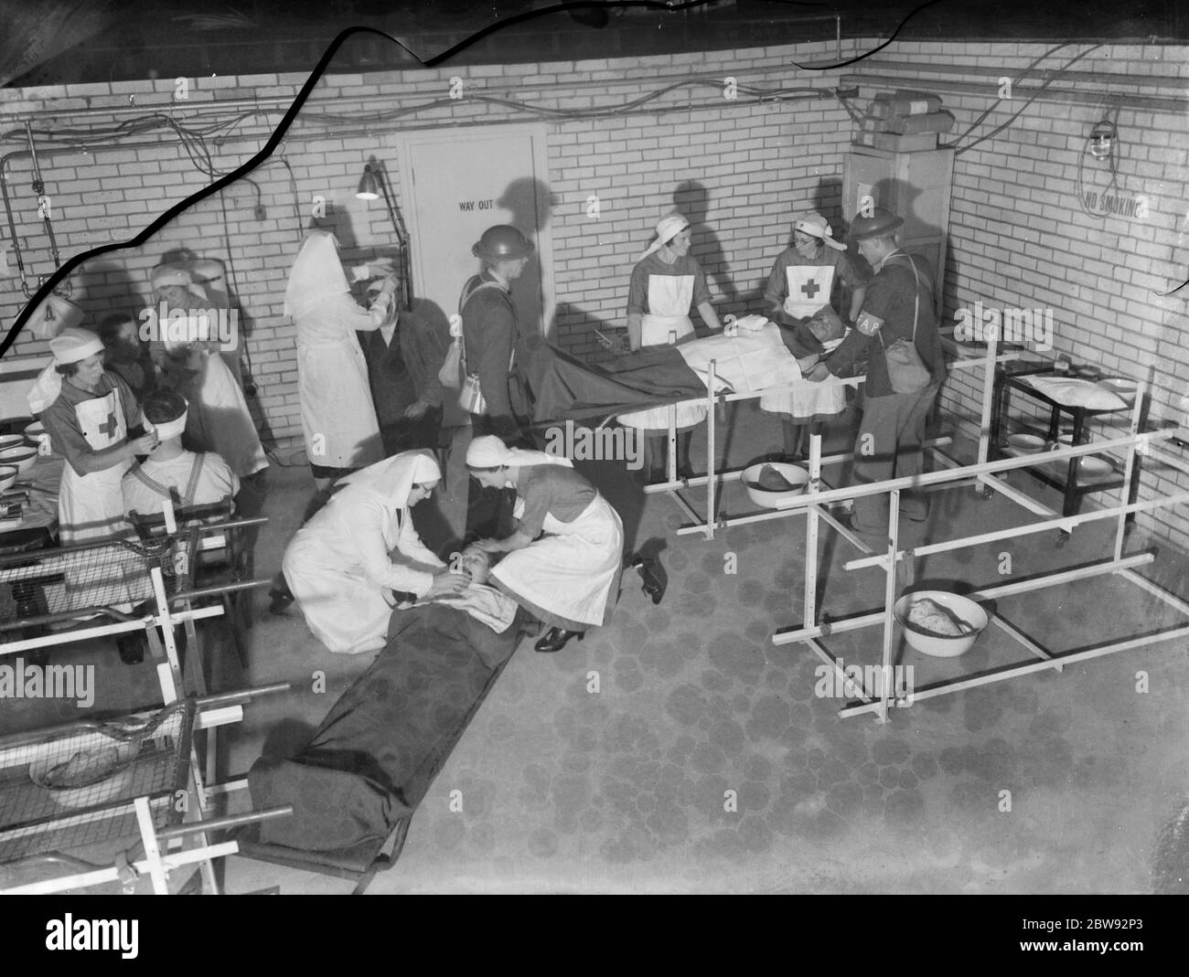 Ein Notfall-Untergrundkrankenhaus in Erith, London. Krankenschwestern bei der Arbeit an den ' Opfern ' während einer Trainingsübung . 1939 Stockfoto