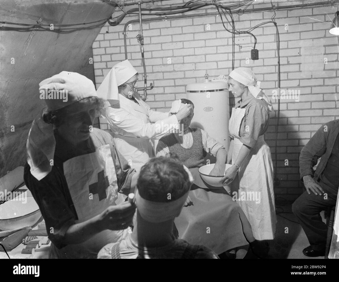 Ein Notfall-Untergrundkrankenhaus in Erith, London. Krankenschwestern in der Praxis während einer Trainingsübung . 1939 Stockfoto