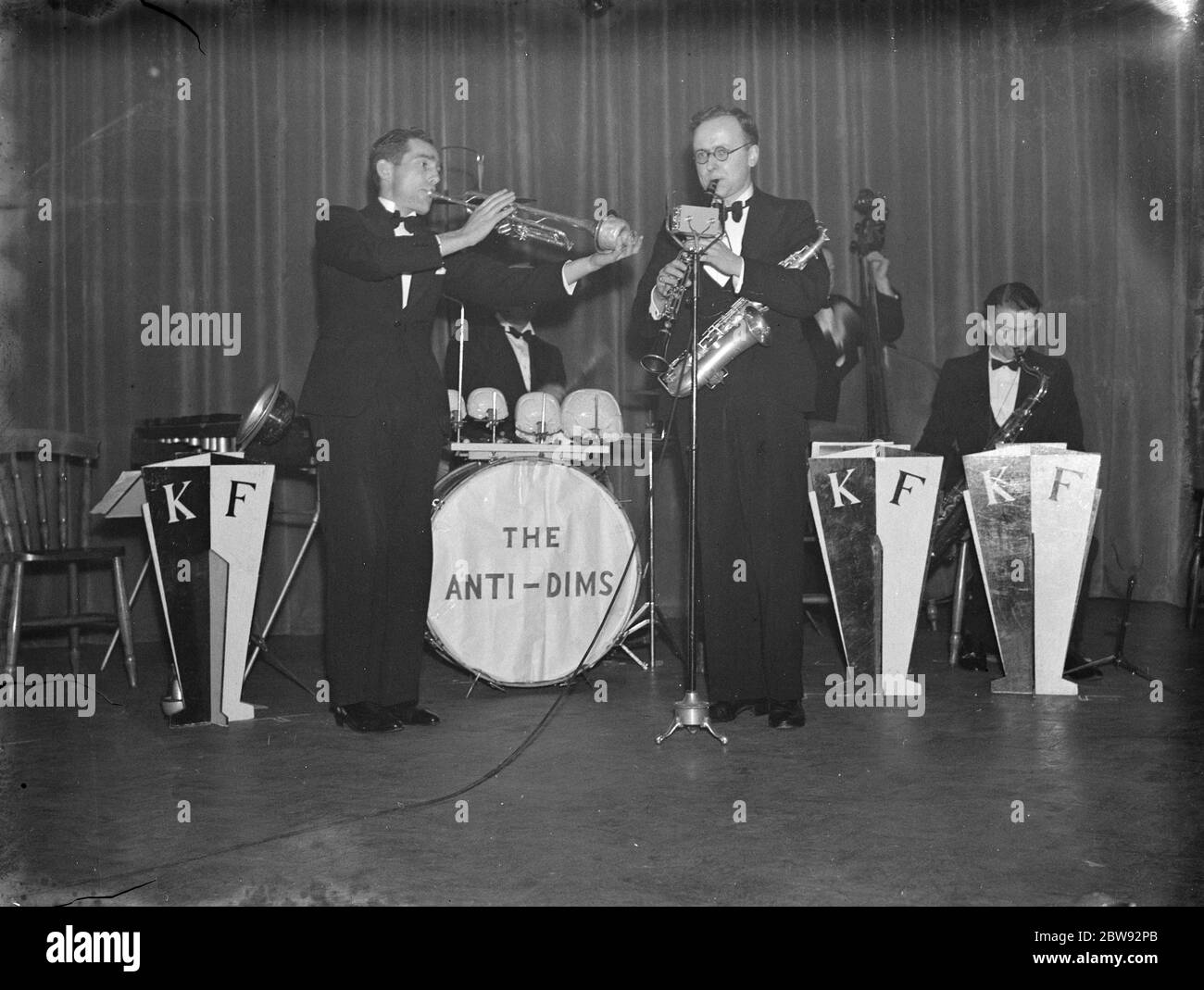 Air RAID Vorsichtsmaßnahmen Konzert in Erith, London. Musiker aus einer Gruppe namens ' die Anti - dims ' treten auf der Bühne auf. 1939 Stockfoto