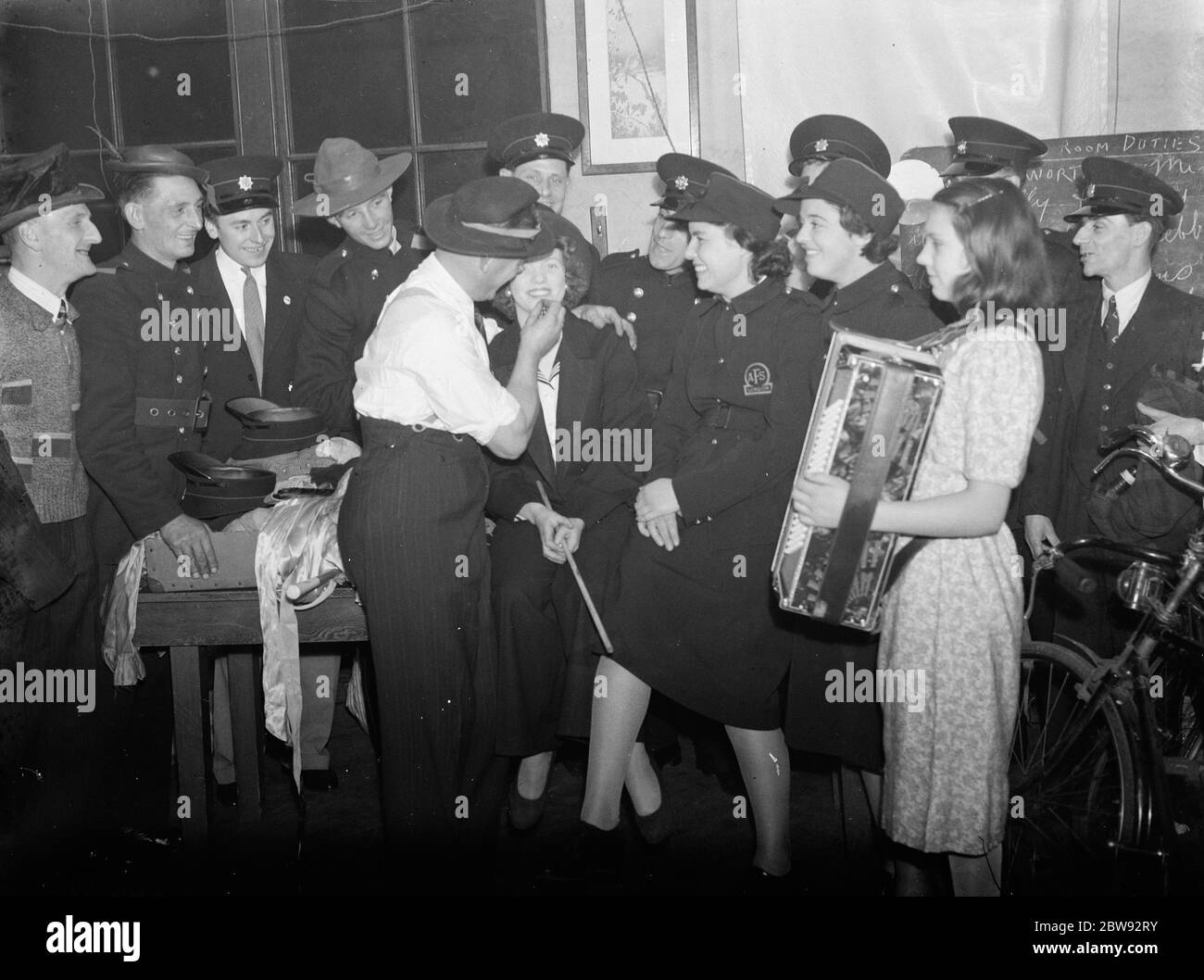 Eine Notfeuerwehr-Konzertparty in Dartford . Kent. Anwenden des Make - up . 1939 Stockfoto