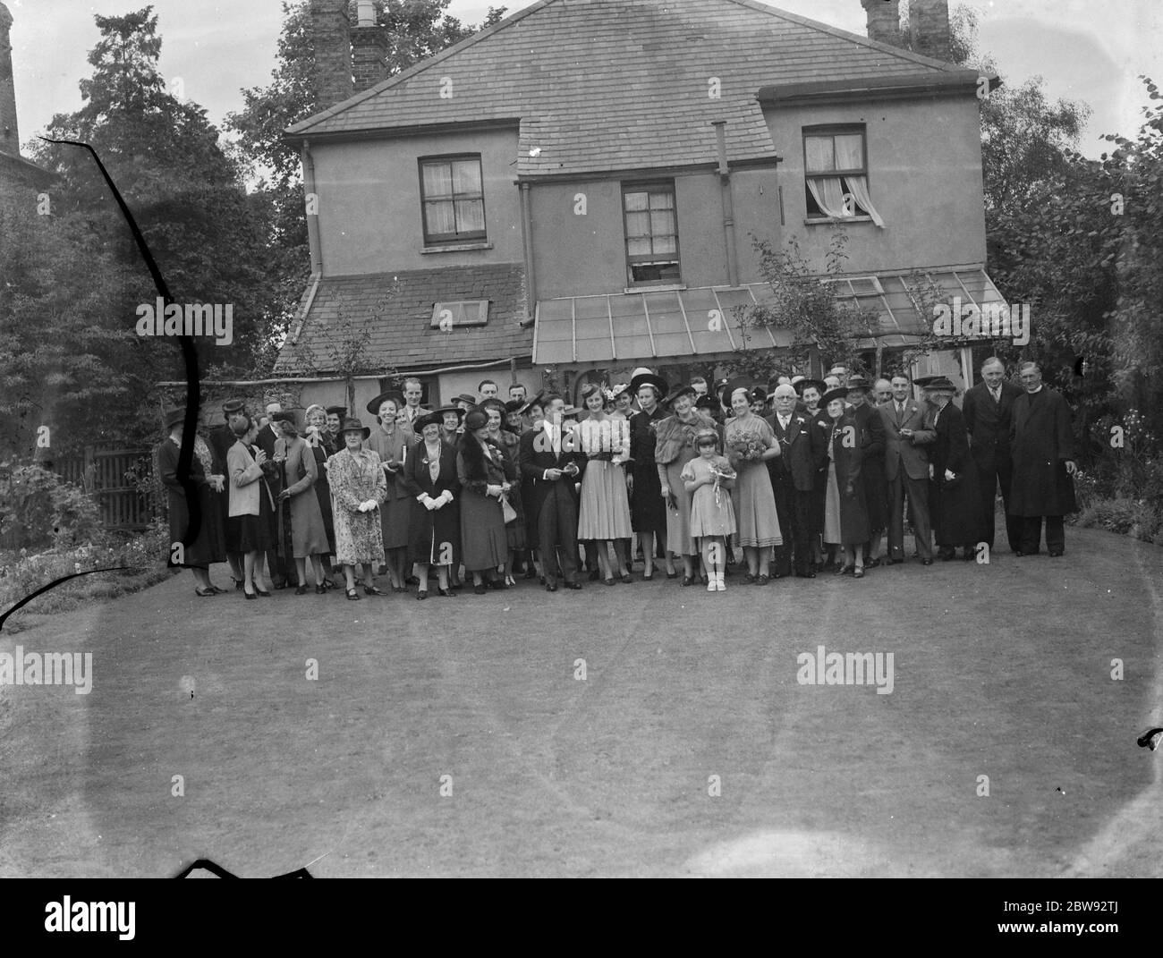 Die Hochzeit von Roy Pearl und Miss Patricia Kirby in Sidcup, Kent. Die Familiengruppe und Gäste außerhalb des Hauses an der Rezeption . 1939 Stockfoto