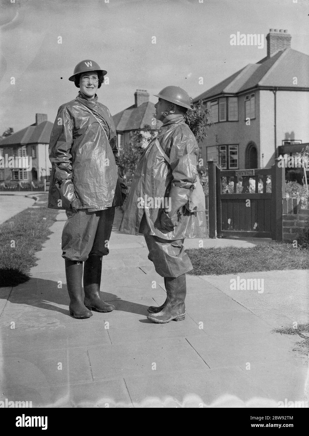 Die höchste Frau Luftangriffswarden, Miss B Allnutt, posiert mit einem Kollegen Warden, Herr G A Boys. Sie steht bei 6ft 2ins . 1939 Stockfoto