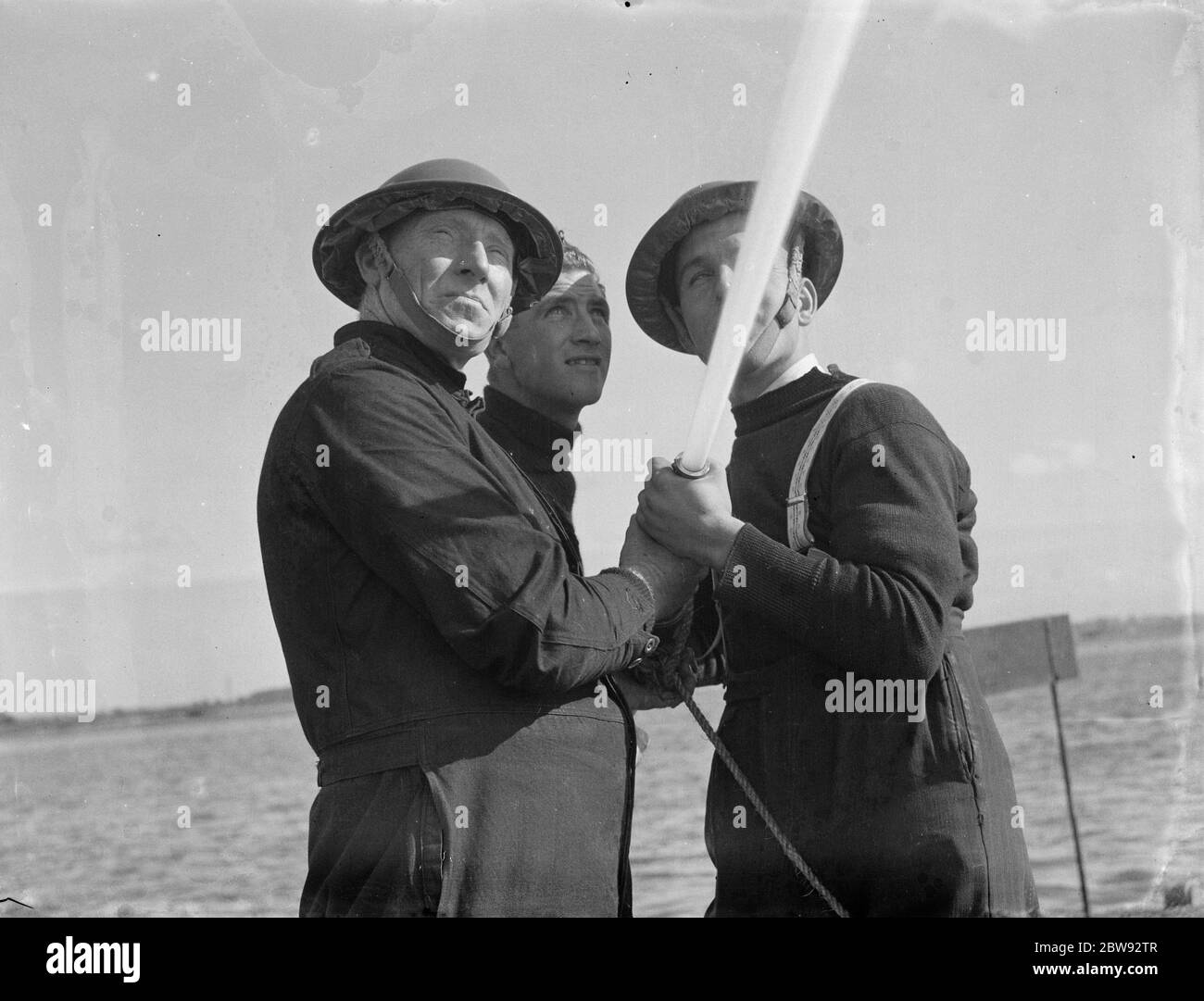 Die Erith Notfeuerwehr üben mit einem Schlauch an Bord eines Feuerfloat Barge . 1939 Stockfoto