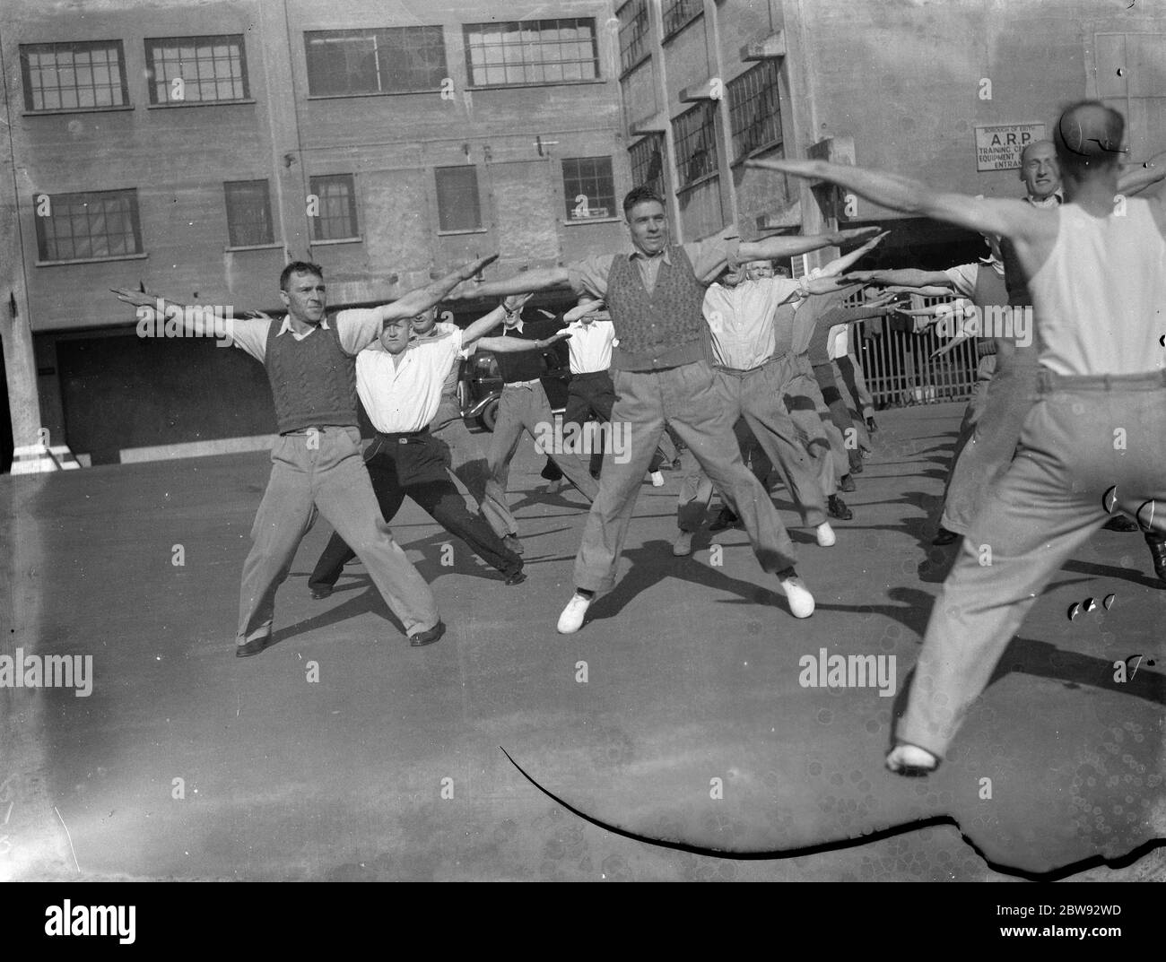 ARP (Air RAID Preauctions) Wächter bei einem Bohrer in Erith, London. 25. September 1939 Stockfoto