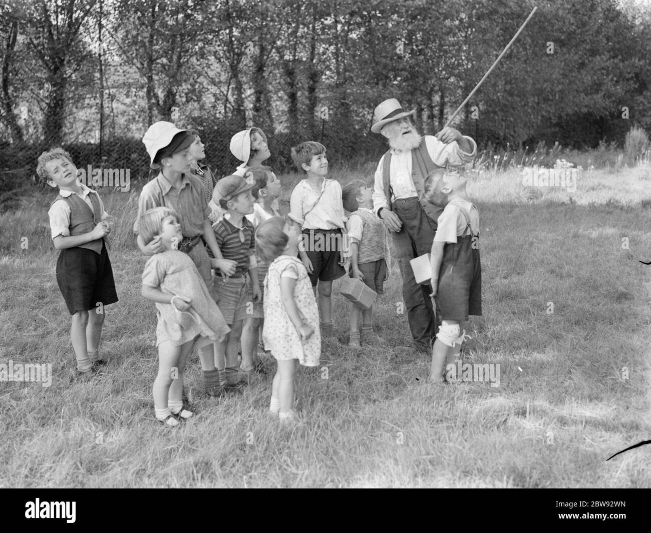 Evakuierte Kinder in Wye, Kent, spielen mit Drachen. 1939 Stockfoto