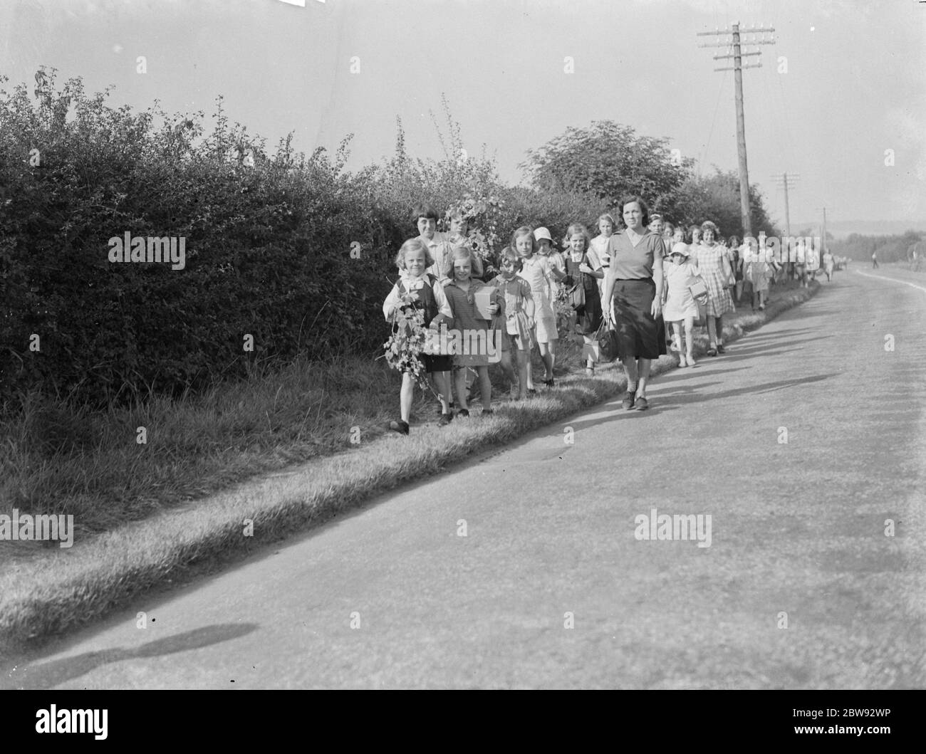 Evakuierte Kinder gehen für einen Streifzug in Wye, Kent. 1939 Stockfoto