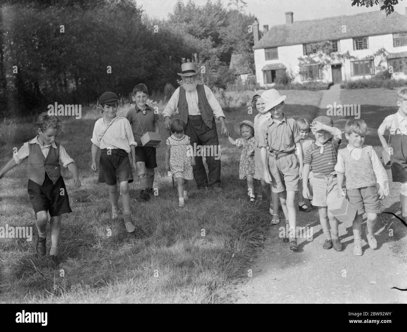Evakuierte Kinder in Wye, Kent, zu Fuß eine Landstraße. 1939 Stockfoto