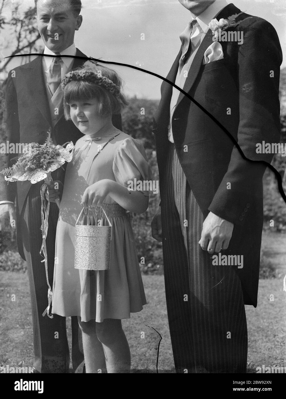 Ein kleines Mädchen mit einem neuartigen Gasmaskenbehälter. 1939 Stockfoto