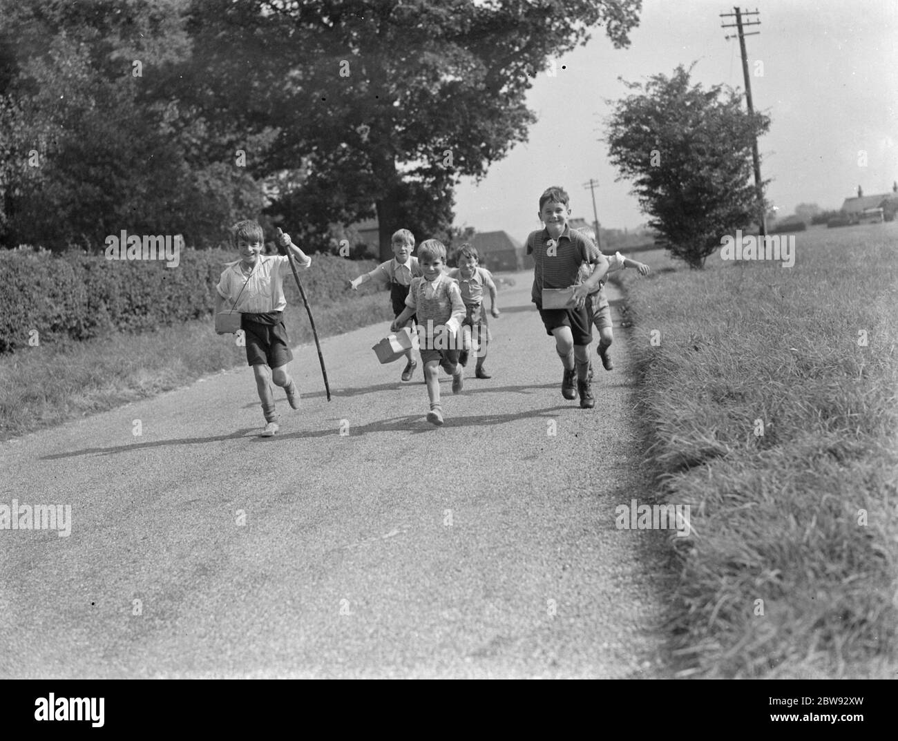 Evakuierte Kinder in Wye, Kent, läuft eine Landstraße. 1939 Stockfoto
