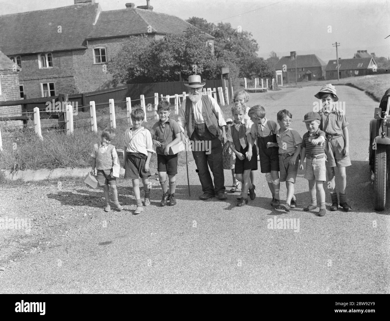 Evakuierte Kinder in Wye, Kent, zu Fuß eine Landstraße. 1939 Stockfoto