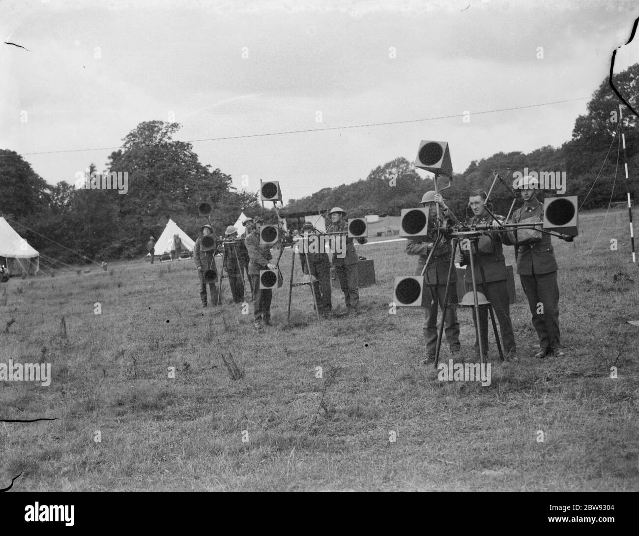 Territoriale Armee rekrutiert im Lager in Chichester, Sussex. Die Territorials üben mit einem Sound Ortung akustische Gerät, das verwendet werden kann, um die Entfernung und Richtung eines feindlichen Flugzeugs zu bestimmen. 1939 Stockfoto