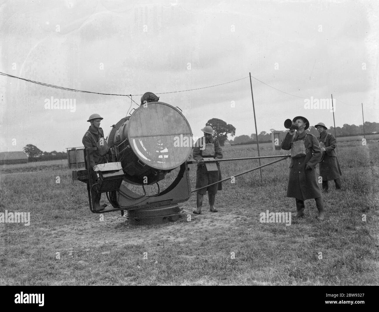 Territoriale Armee rekrutiert im Lager in Chichester, Sussex. Hier üben sie mit einem Suchlicht. 1939 Stockfoto